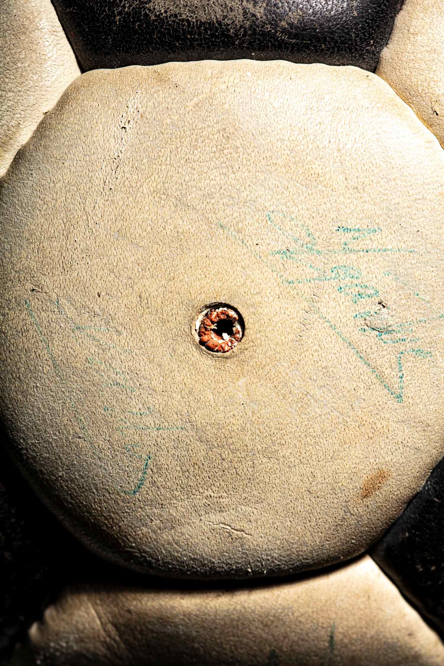 Detalle de la válvula de goma ista en color naranja. Se aprecian las firmas en tinta verde de jugadores del Athletic Club de Bilbao.