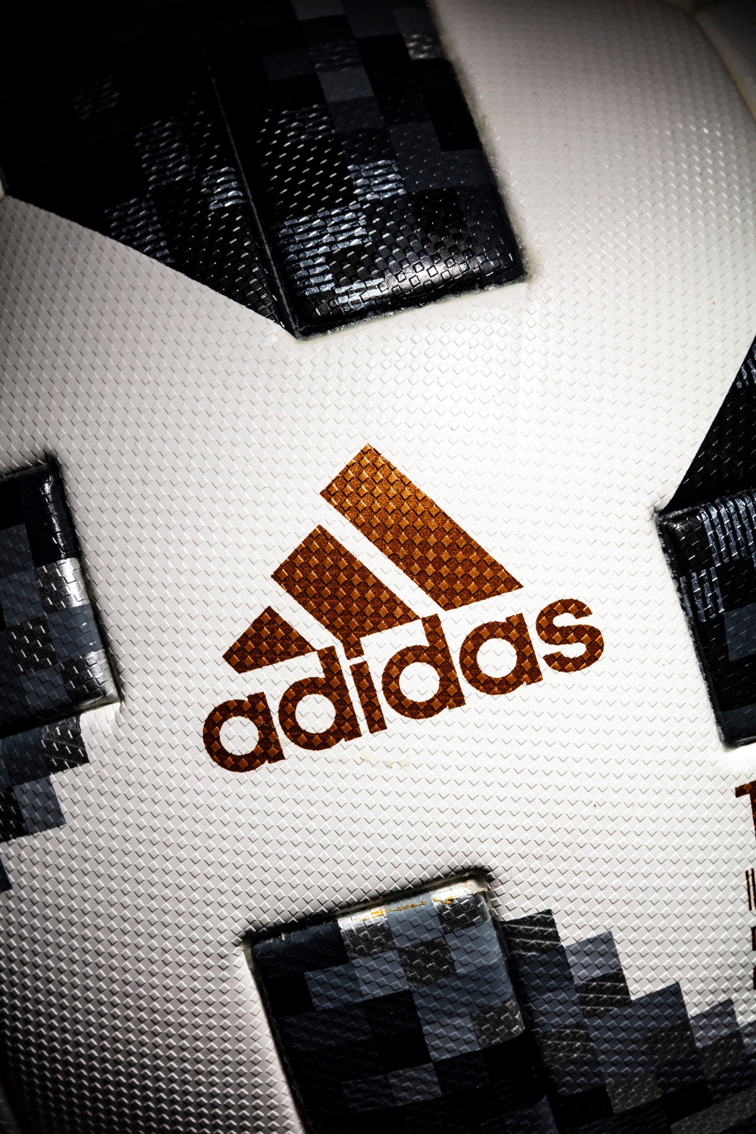 Logo adidas y vista con zoom de la textura del balón.