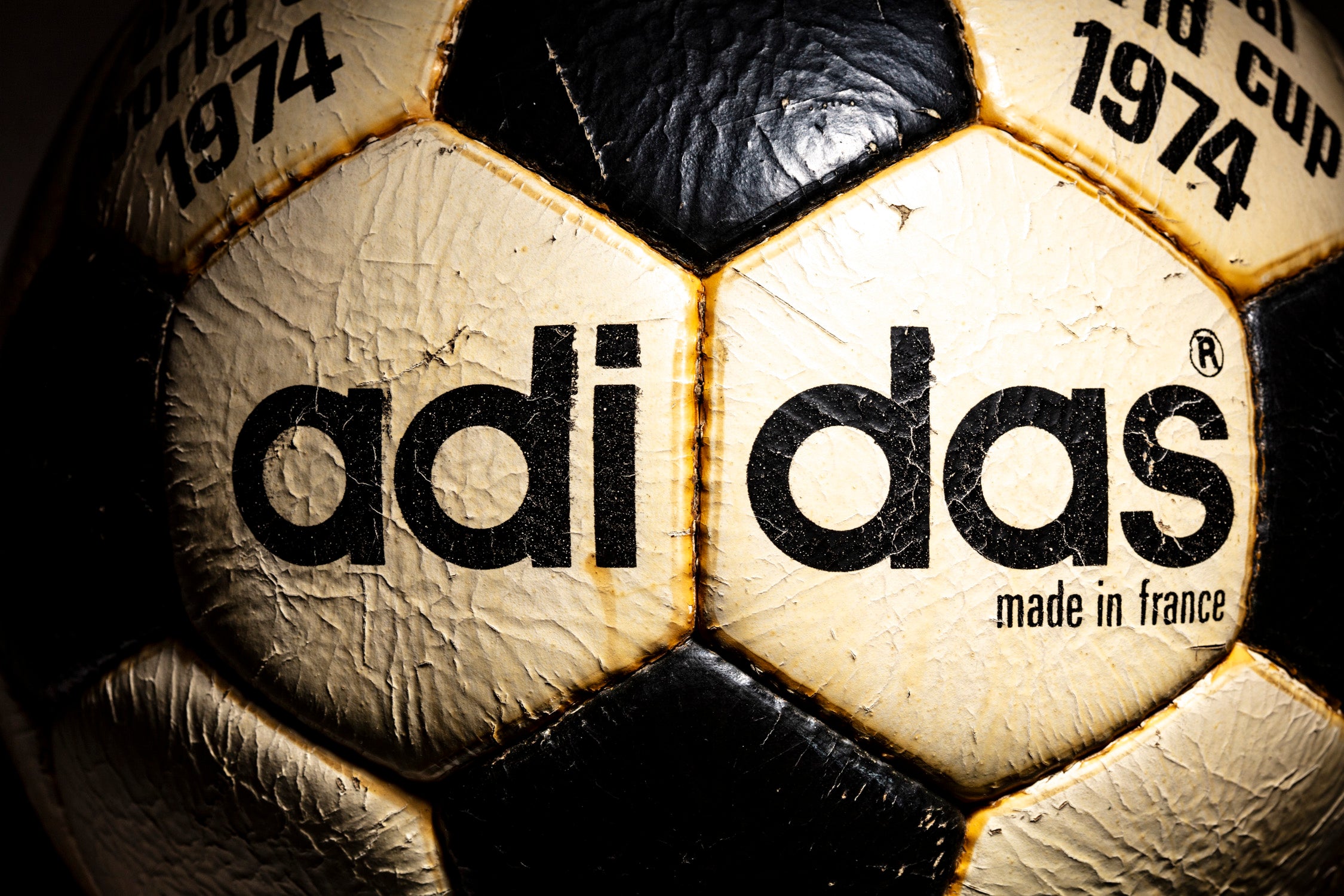 Fotografías de la serigrafía adidas y lectura de made in france. Se observan restos de resina original durlast entre costuras y superficie de paneles.