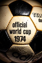 inscripción official world cup 1974. El modelo es el balón oficial de la Euro 76