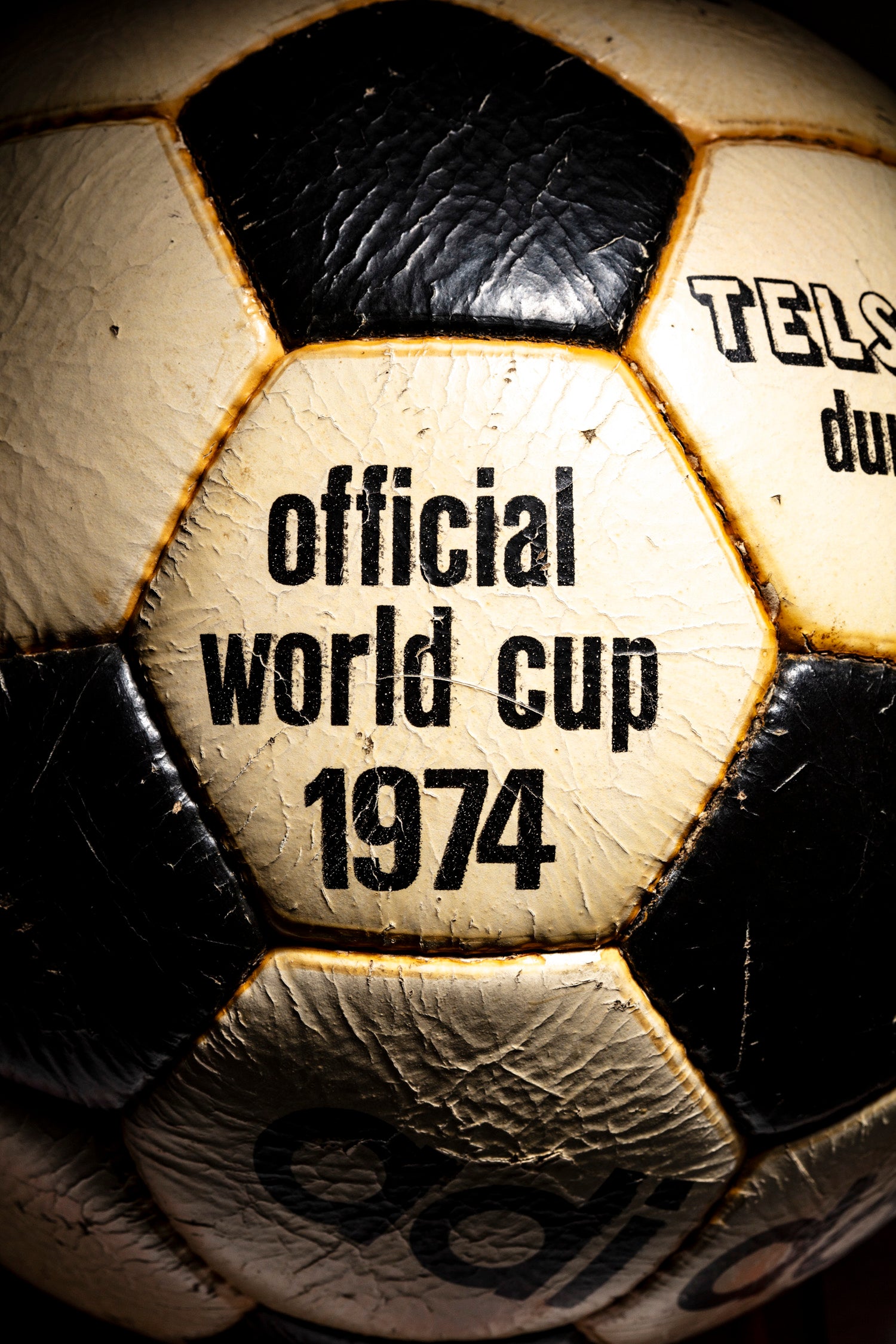 inscripción official world cup 1974. El modelo es el balón oficial de la Euro 76