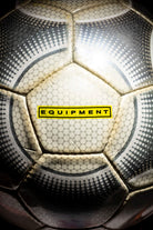 Logo Equipment con fondo amarillo, propio de los modelos oficiales de 1999 y 2000.
