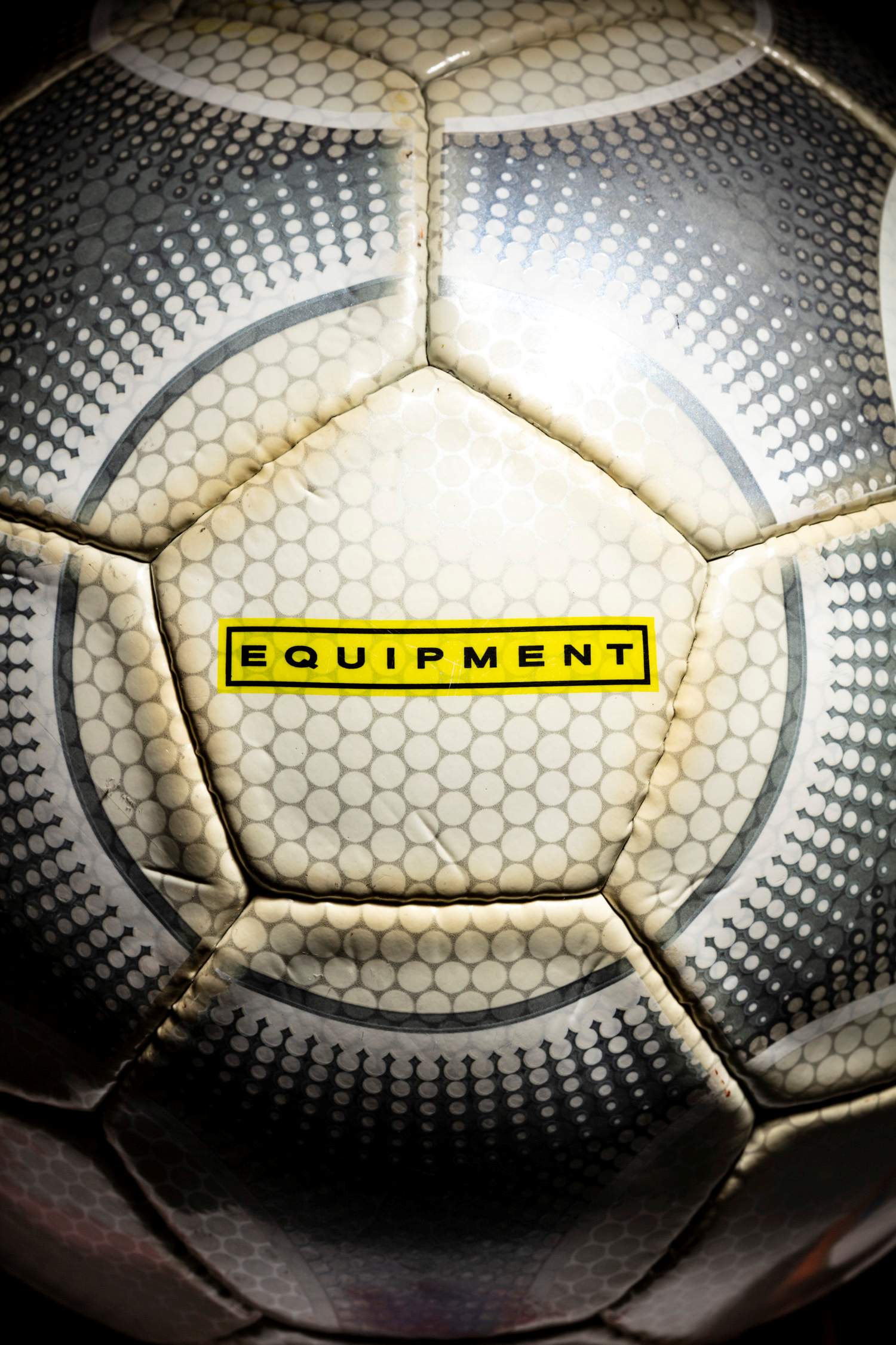 Logo Equipment con fondo amarillo, propio de los modelos oficiales de 1999 y 2000.