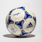 Vista principal balón Tricolore y logo adidas Equipment