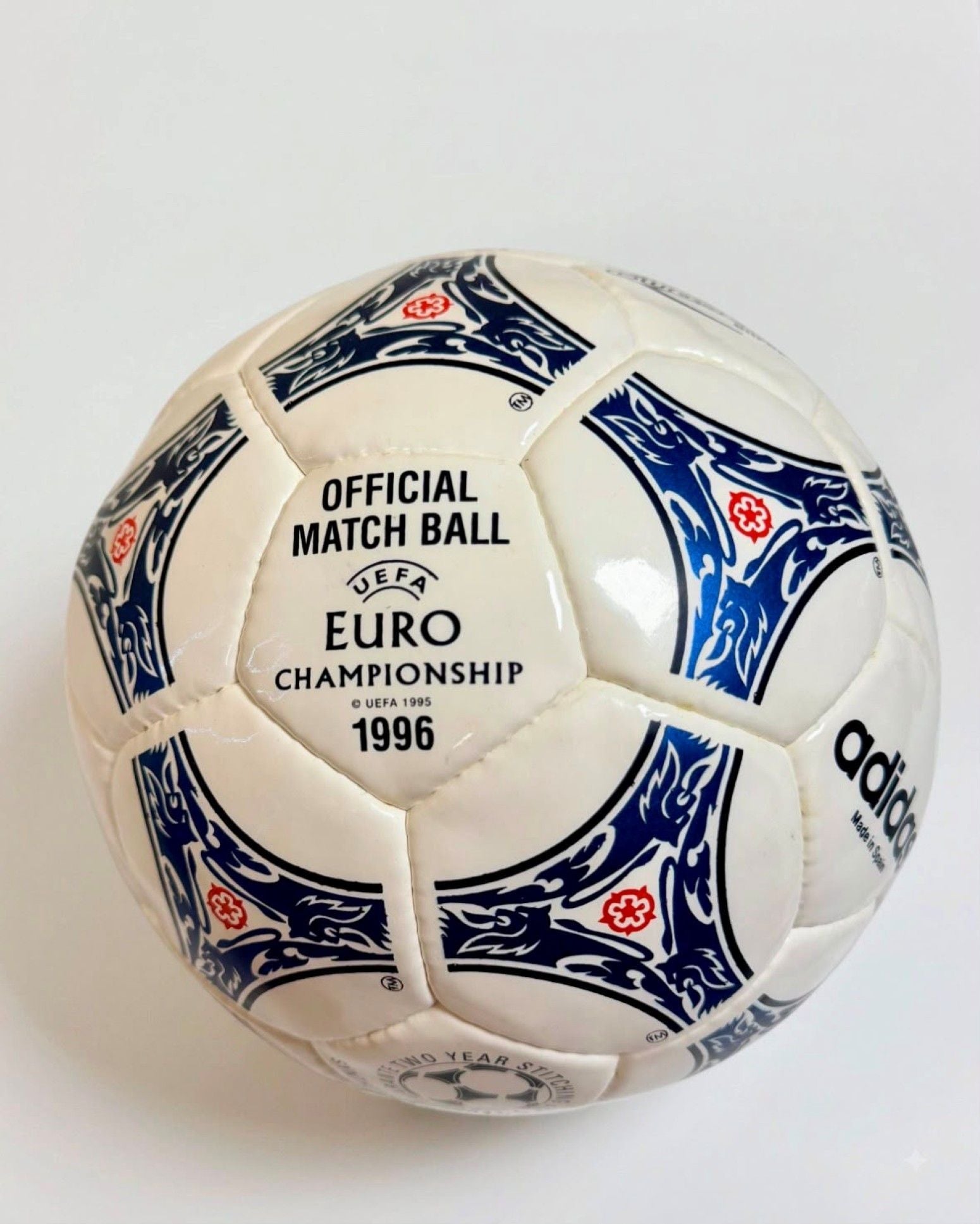 Vista completa del balón con especial atención al panel Official Match Ball Euro Championship 1996. Los balones con la fecha completa 1996 son los oficiales.