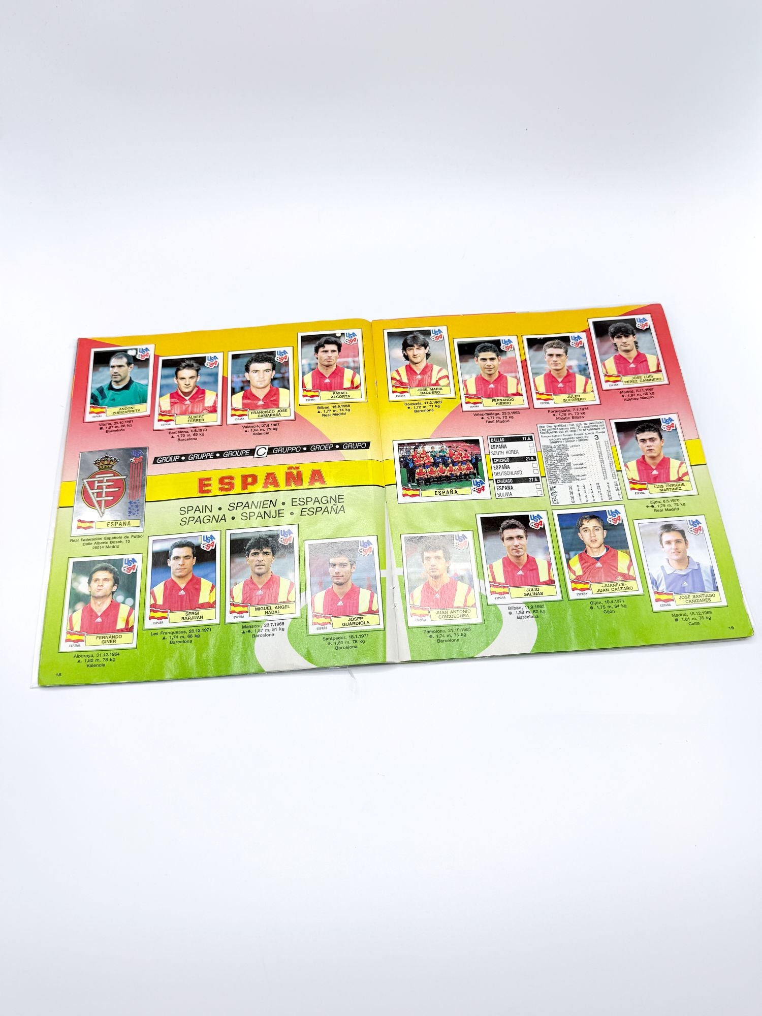 Vista de las páginas con los cromos de la selección española.