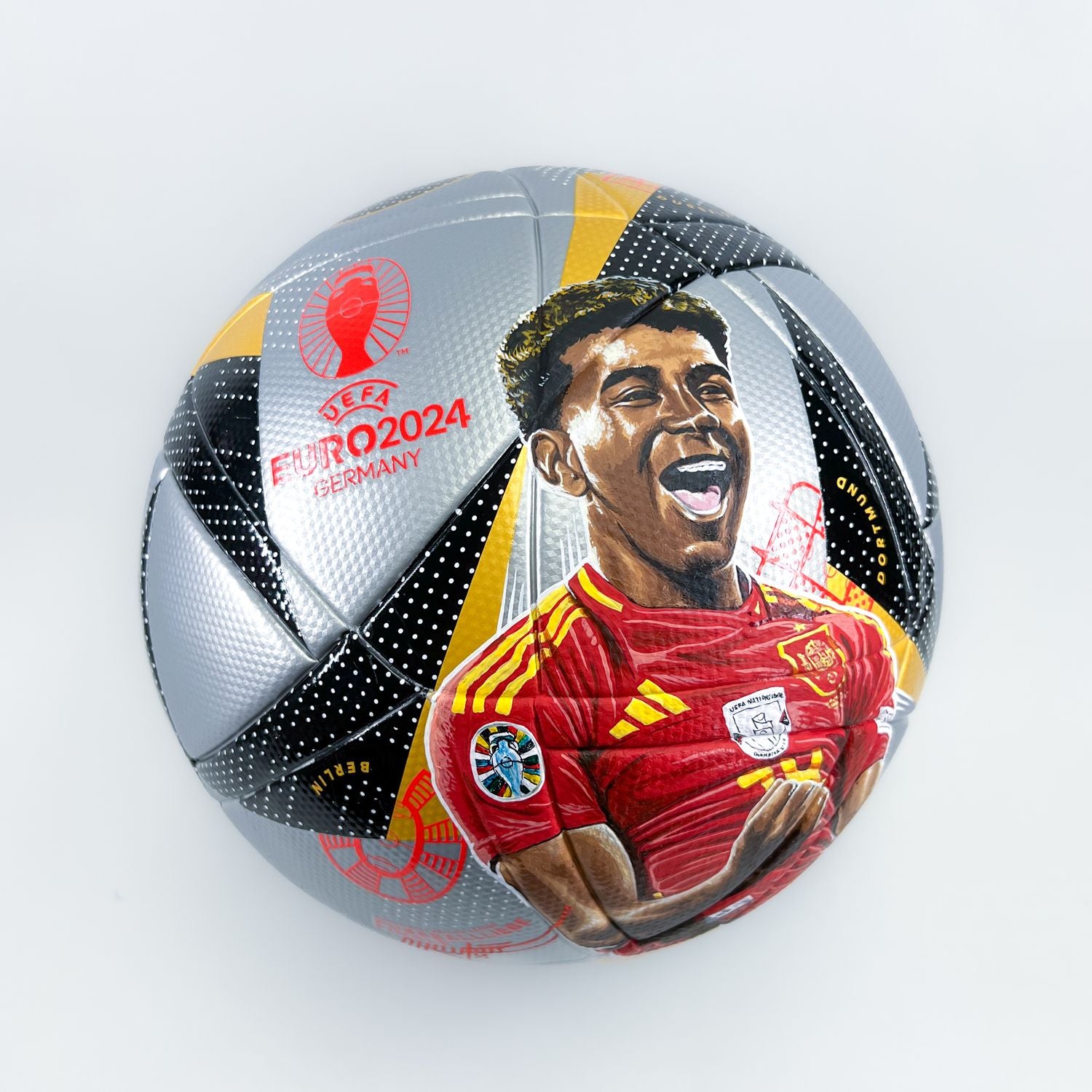 Retrato de Lamine Yamal pintado a mano con acrílico sobre el balón de la Final de la Eurocopa 2024, el adidas Fussballliebe Finale.