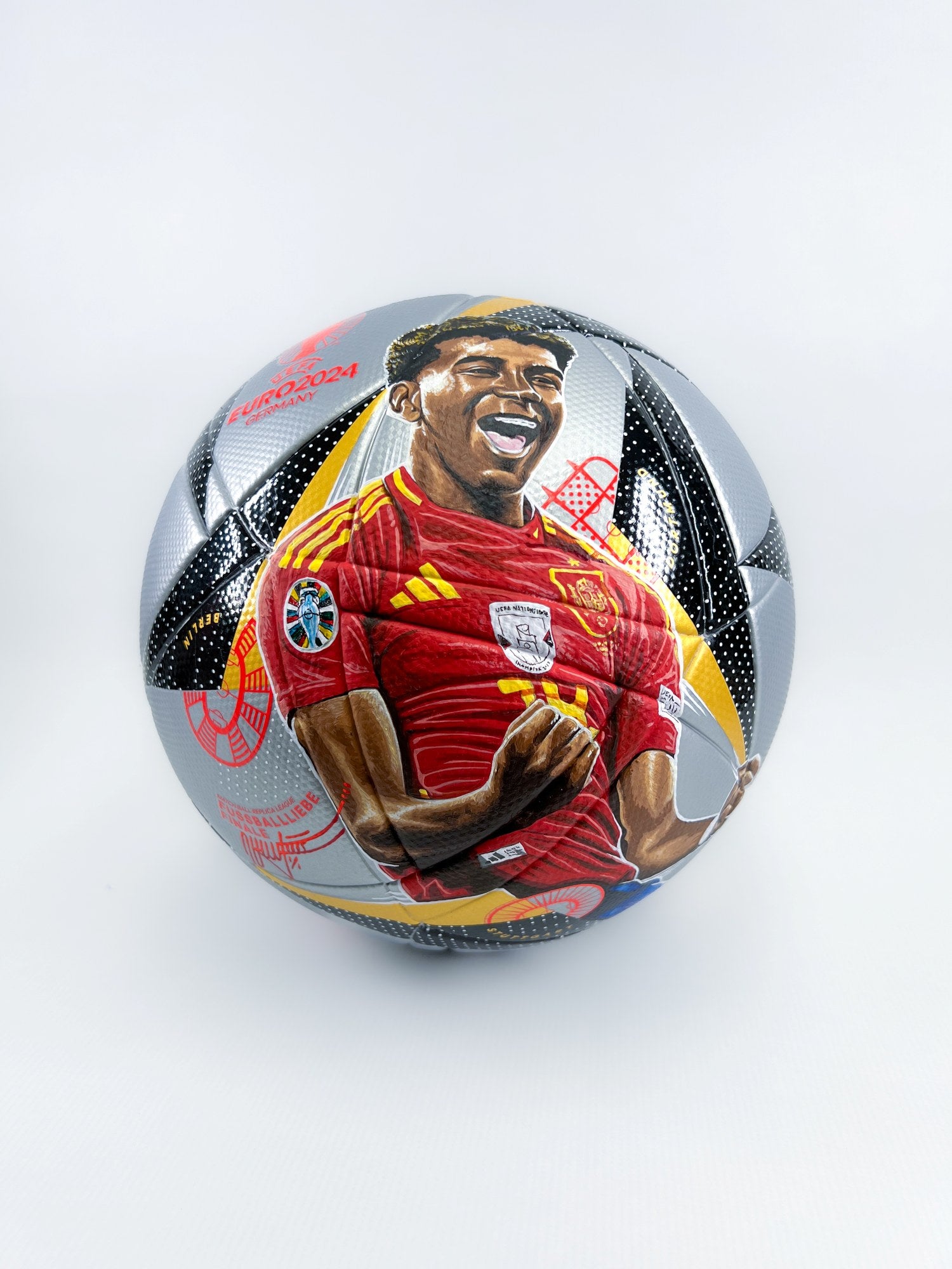 Retrato de Lamine Yamal pintado a mano con acrílico sobre el balón de la Final de la Eurocopa 2024, el adidas Fussballliebe Finale.