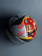 Retrato de Lamine Yamal pintado a mano con acrílico sobre el balón de la Final de la Eurocopa 2024, el adidas Fussballliebe Finale.