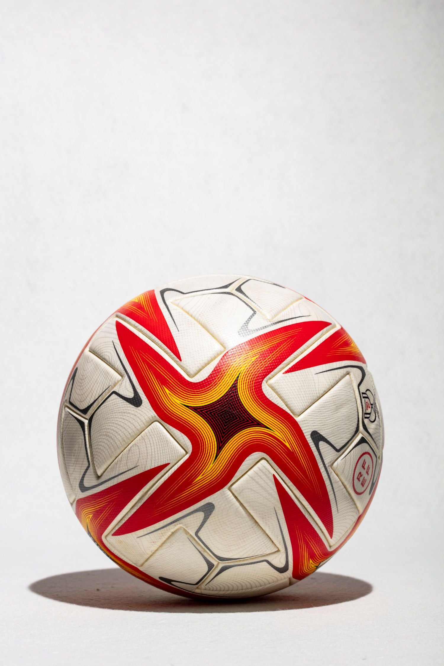 Plano general del balón oficial adidas Conext 21 RFEF Final Copa del Rey