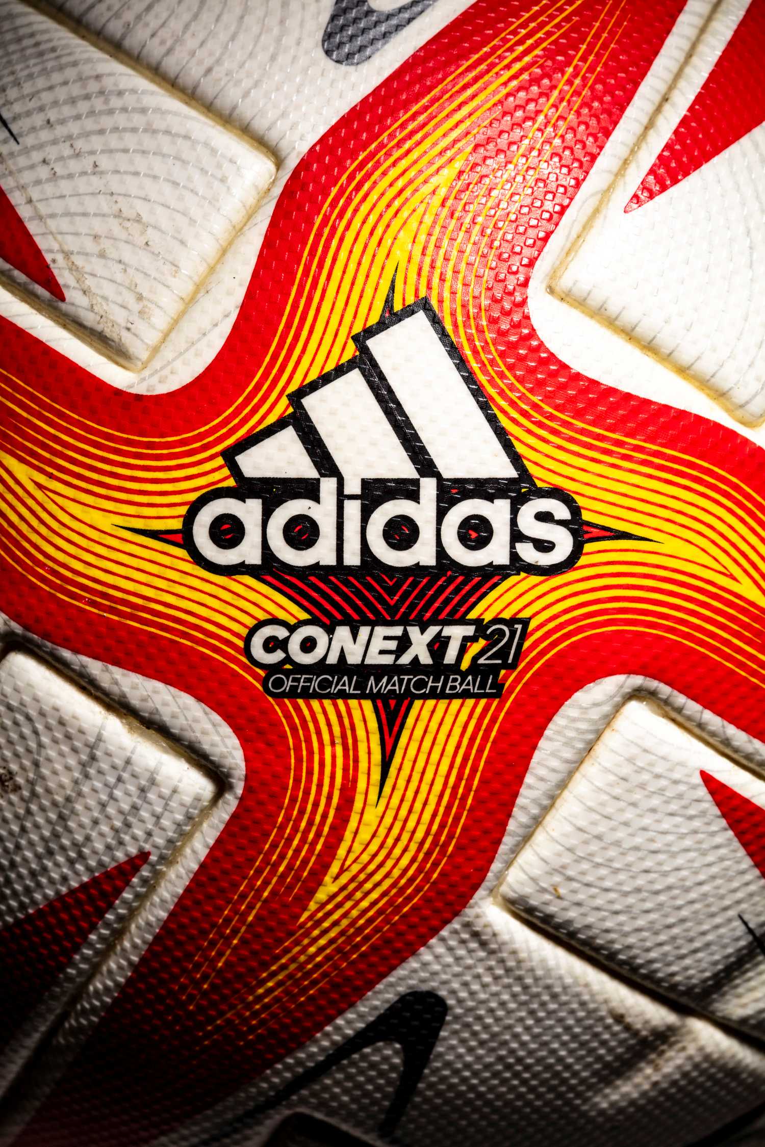 Detalle del logo y modelo adidas Conext 21 Official MatchBall.