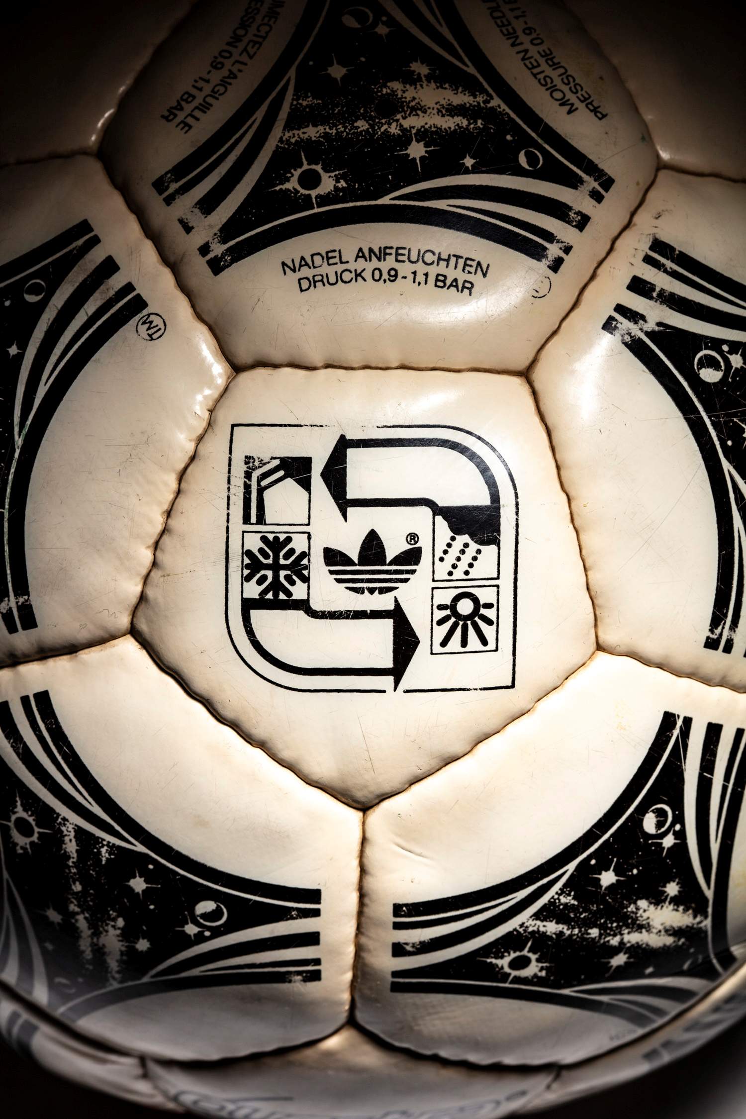 Detalle del logo adidas de condiciones climáticas que admite el balón.