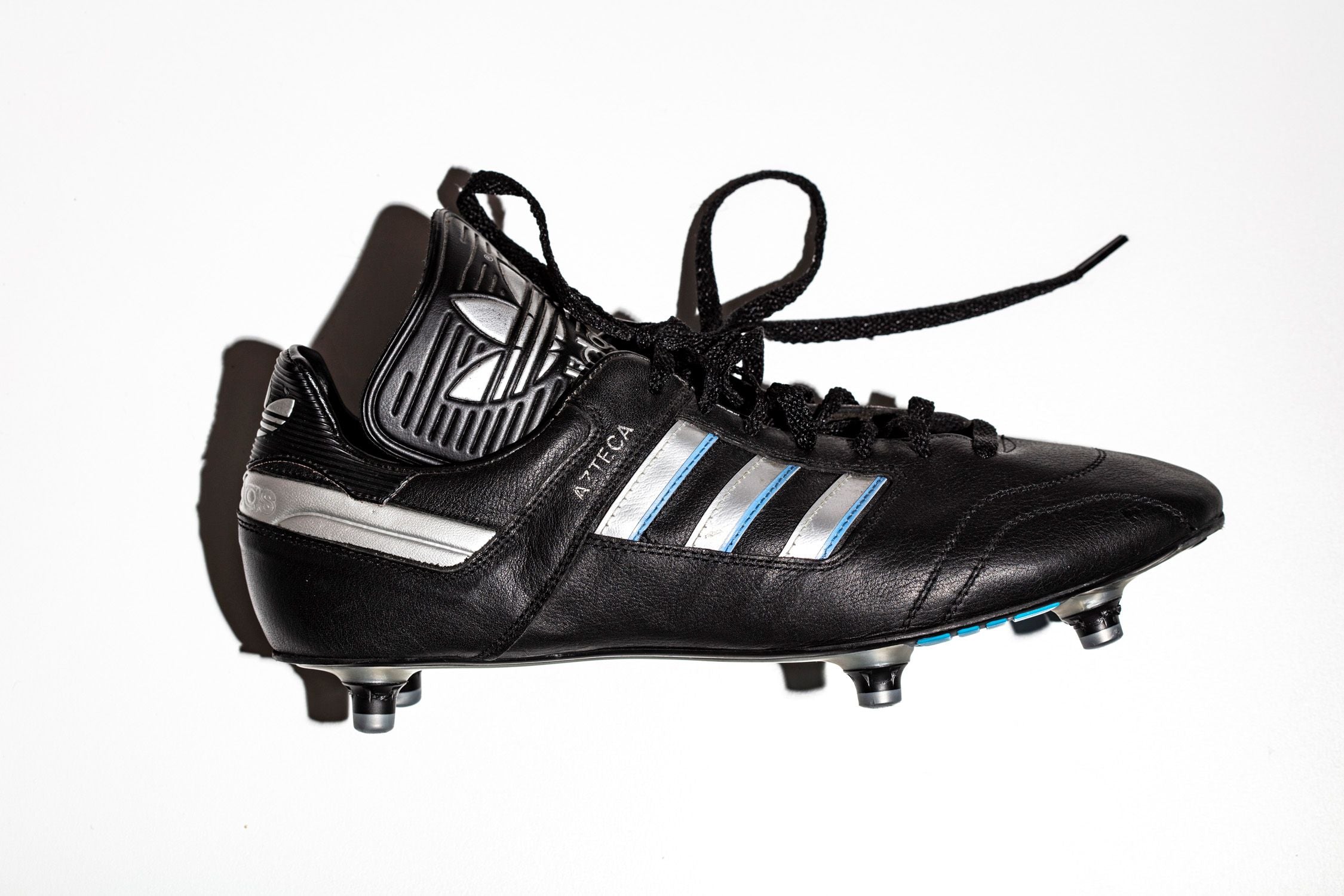 Vista lateral bota derecha adidas azteca 1986