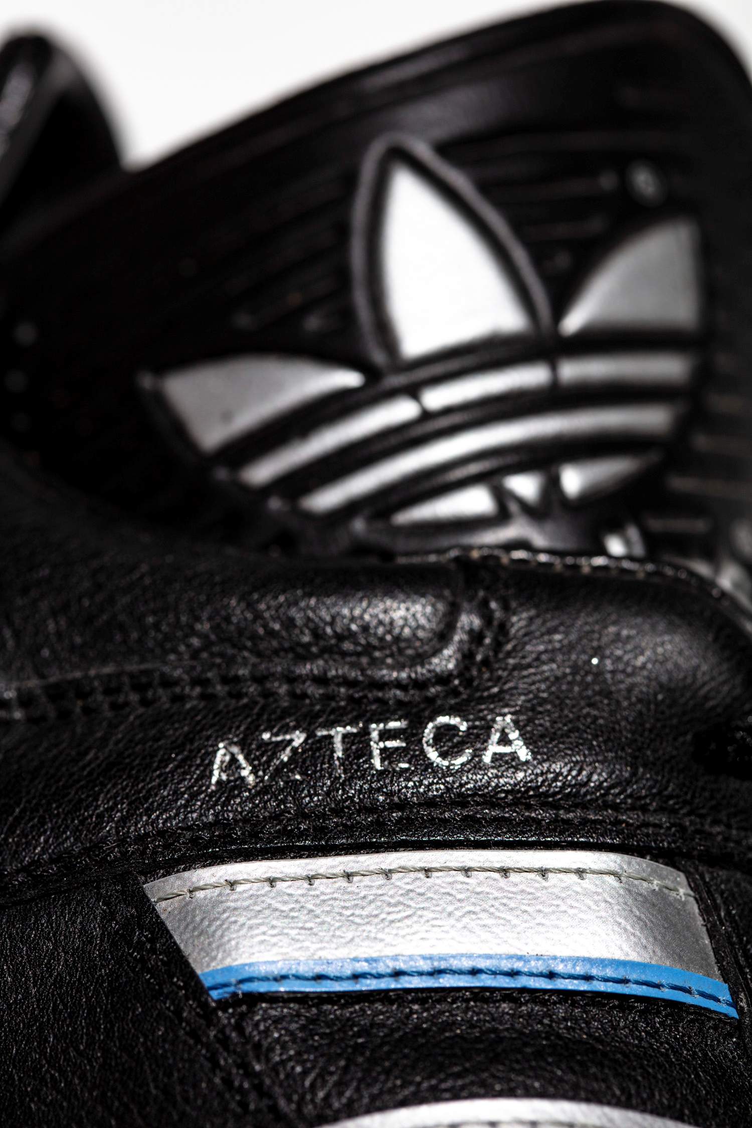 Detalle de la serigrafia del modelo Azteca y de la flor de adidas de la lengüeta de goma