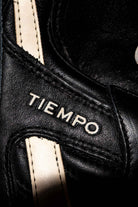 Detalle de la inscipción TIEMPO del modelo.