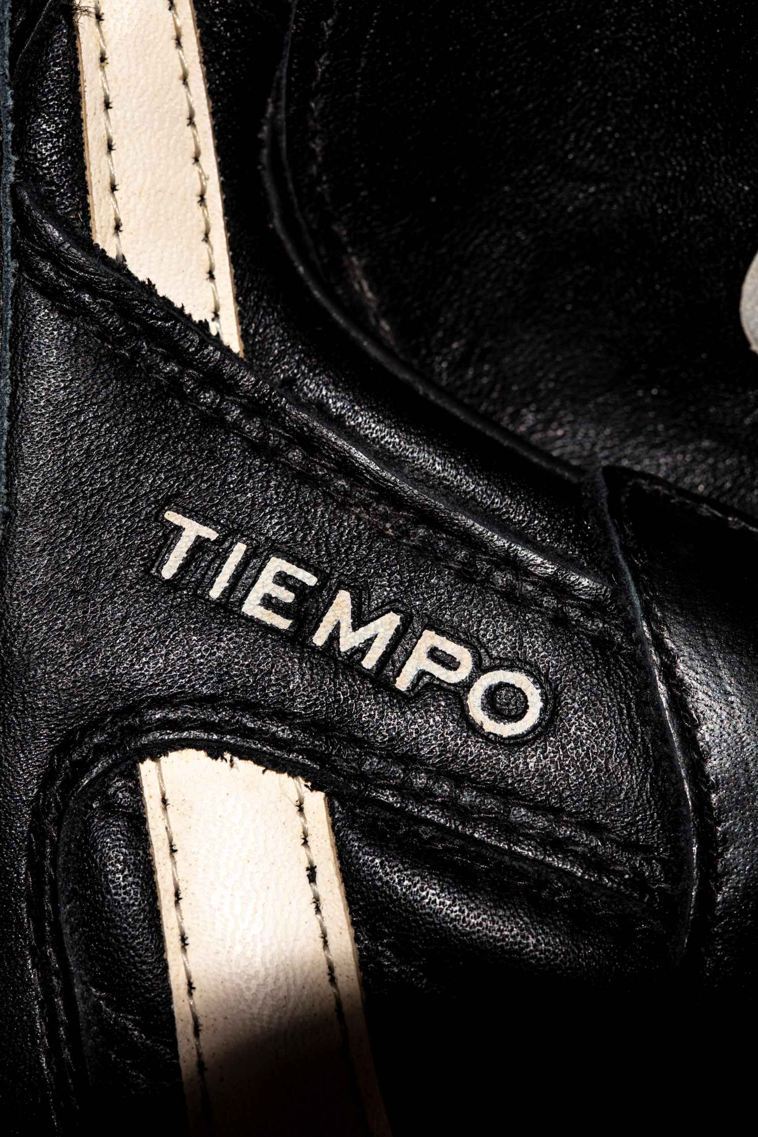 Detalle de la inscipción TIEMPO del modelo.