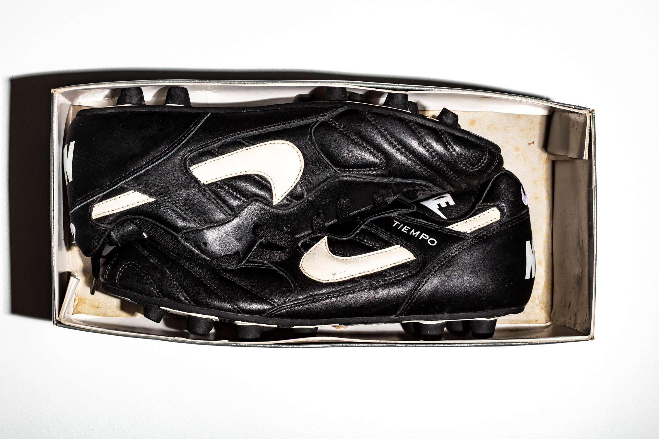 Vista del par de botas Nike Tiempo dentro de su caja original de 1993.