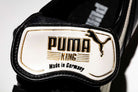 Fotografía ampliada de lengüeta flexible con logo Puma King Made in Germany
