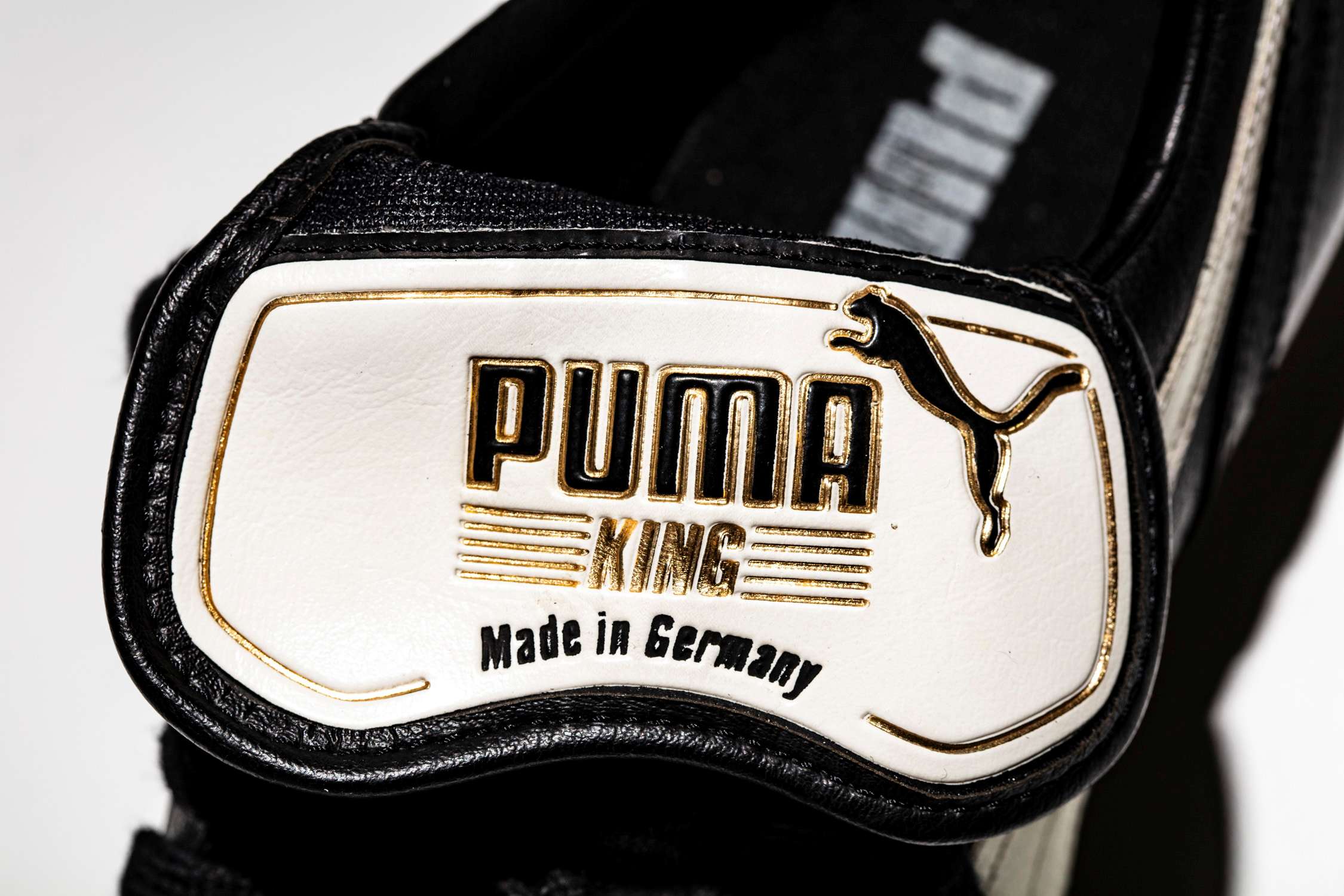 Fotografía ampliada de lengüeta flexible con logo Puma King Made in Germany
