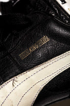 Logo KING en color dorado. Vista lateral. Piel de canguro de alta calidad.
