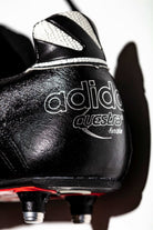 Detalle del logo adidas Questra Finale en el talón