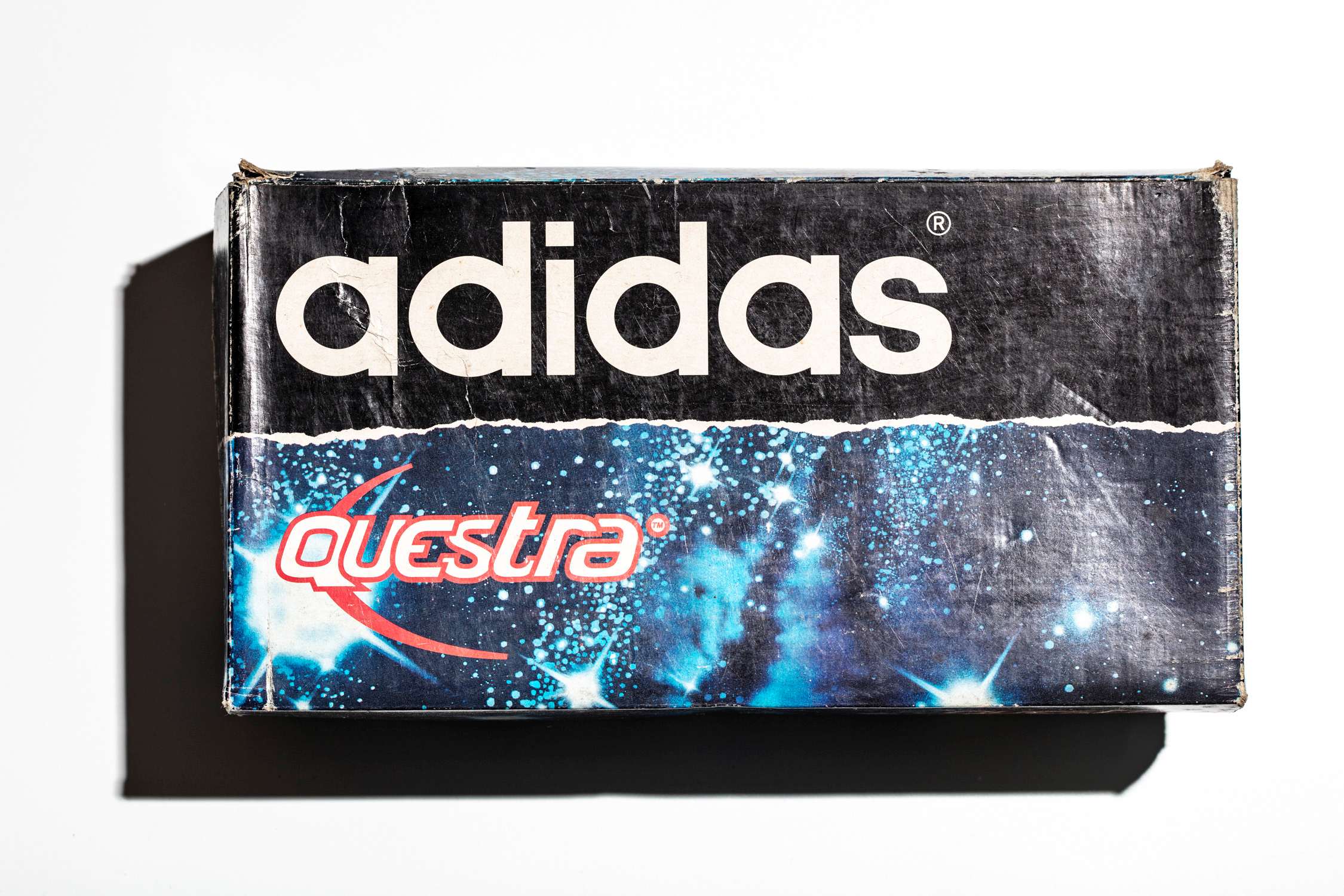 Plano cenital de la caja original adidas Questra