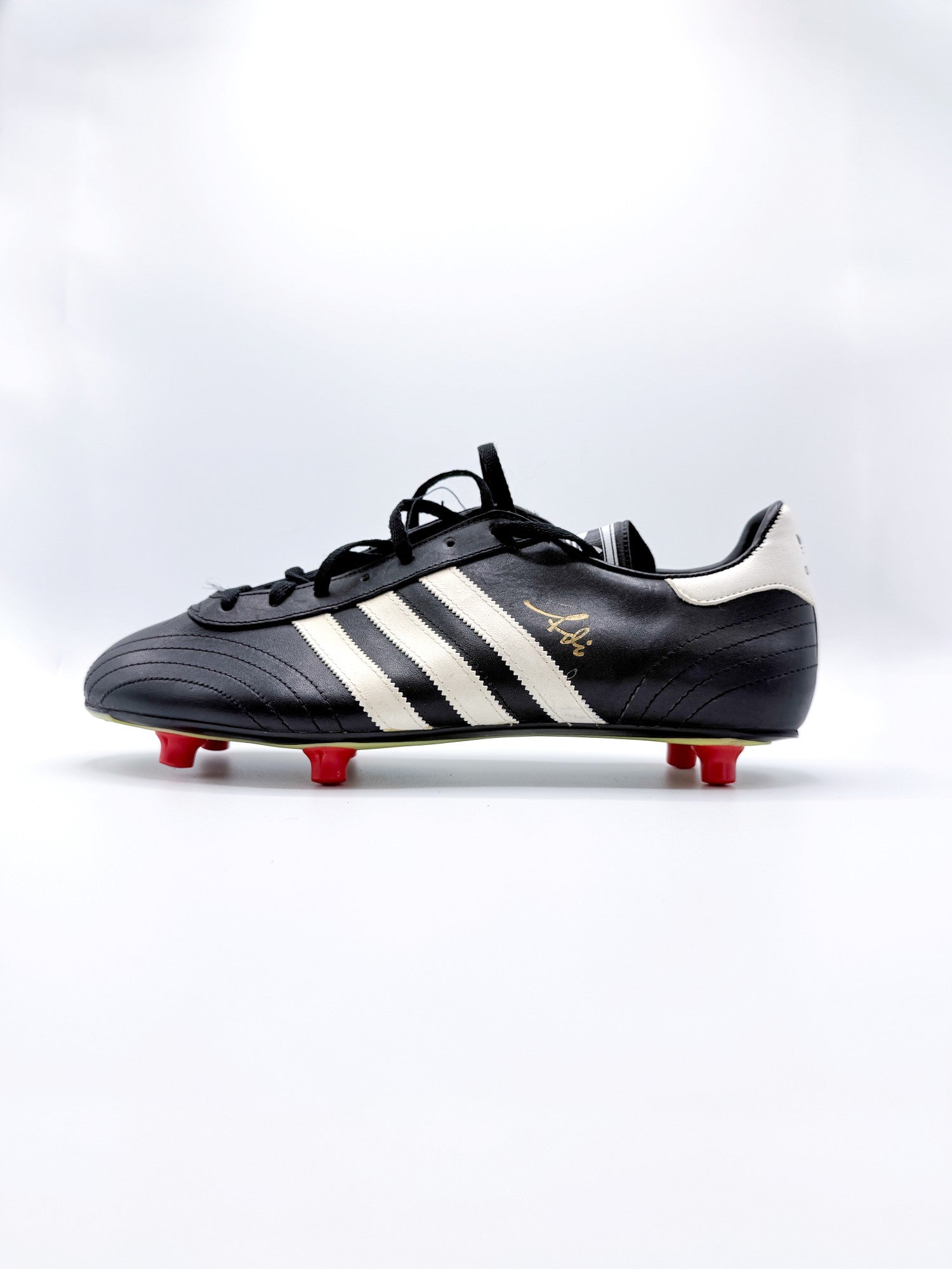 Vista lateral bota adidas modelo Adi de 1979