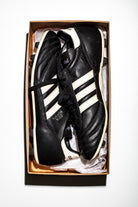 Fotografía del par de botas Copa Mundial de 1998 dentro de su caja original.