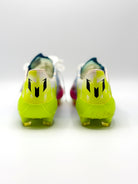 Vista trasera del par de botas con logo Messi