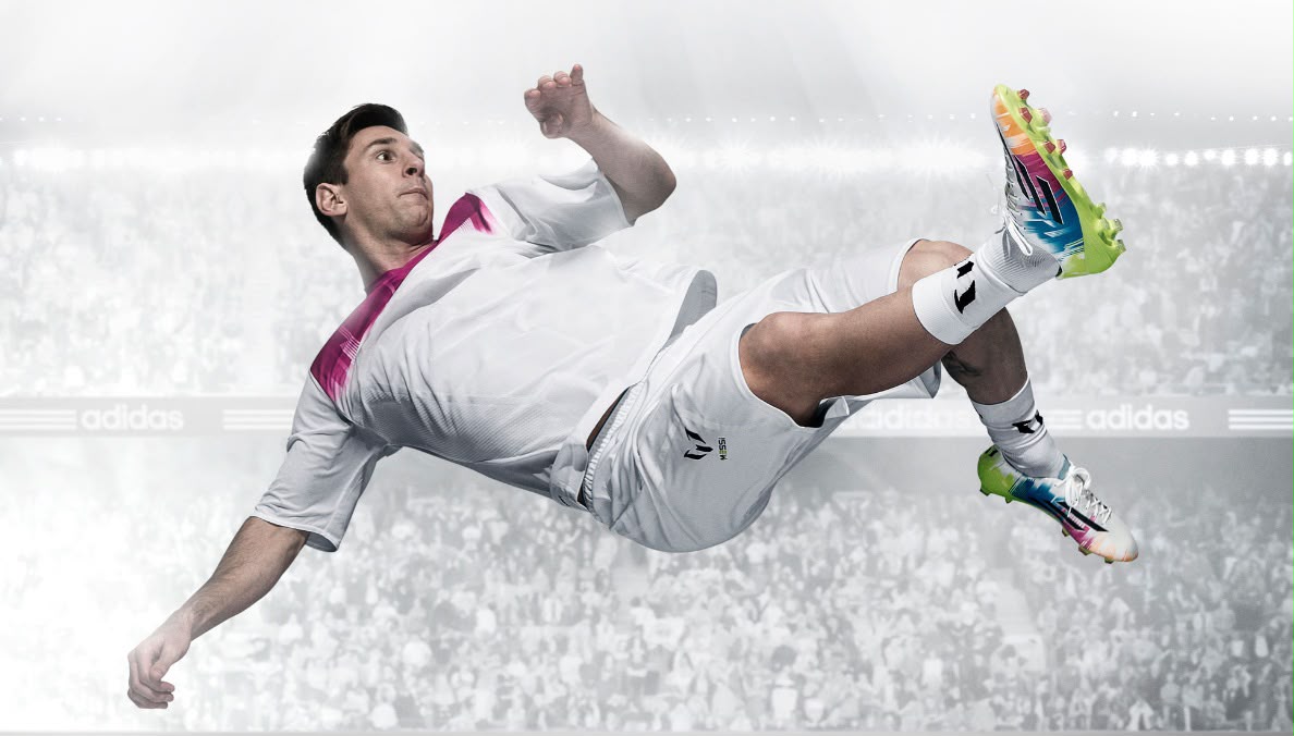 Imagen publicitaria del jugador con estas botas.