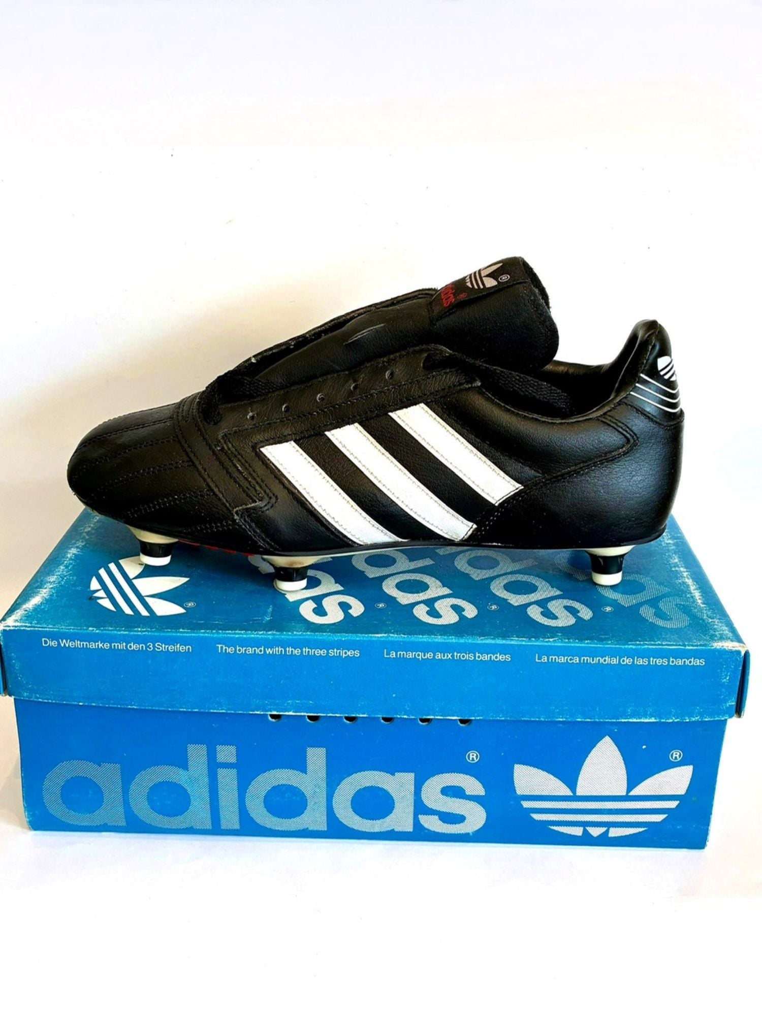 Bota izquierda sobre la caja original. Bota sin acordonar. Nueva. Perfecto estado.