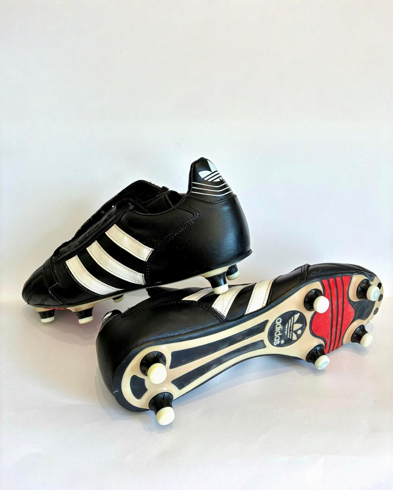 Botas con suela de triple densidad idéntica al modelo World Cup con seis tacos de nylon intercambiables.