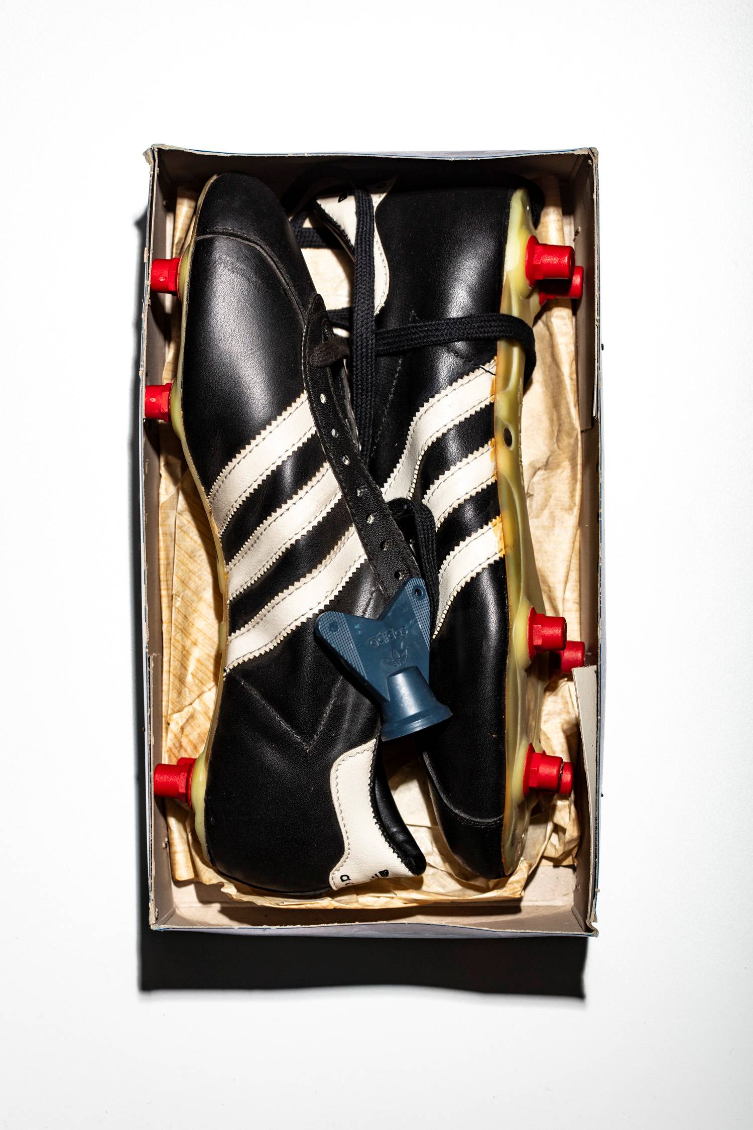 Imagen del par de botas sin acordonar, adidas Cartagena de 1983 dentro de su caja original y llave de ajuste.