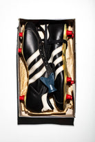 Imagen del par de botas sin acordonar, adidas Cartagena de 1983 dentro de su caja original y llave de ajuste.