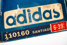 Vista del logo adidas de la caja original de 1968