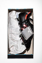 Detalle del par de botas adidas Stratos SL con su etiqueta y dentro de caja original