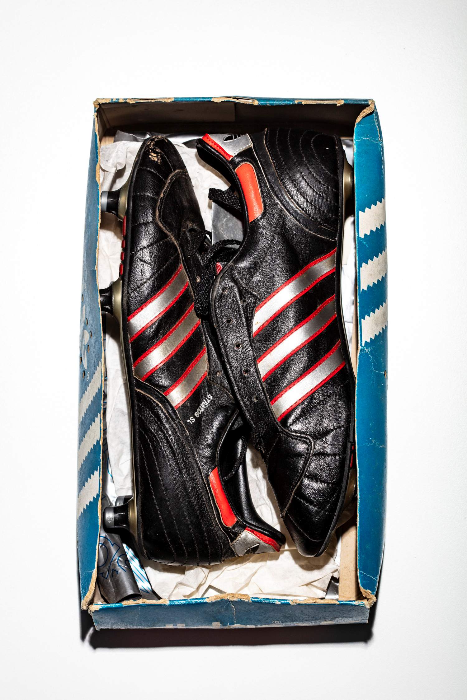 Fotografía del par de adidas Stratos SL en piel de canguro dentro de caja original