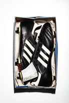 Imagen del par adidas World Cup de 1988 fabricadas en Francia, dentro de su caja original.