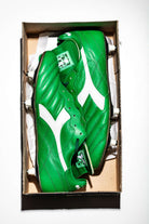Imagen cenital del par de botas Diadora Brasil Club Pro en caja original