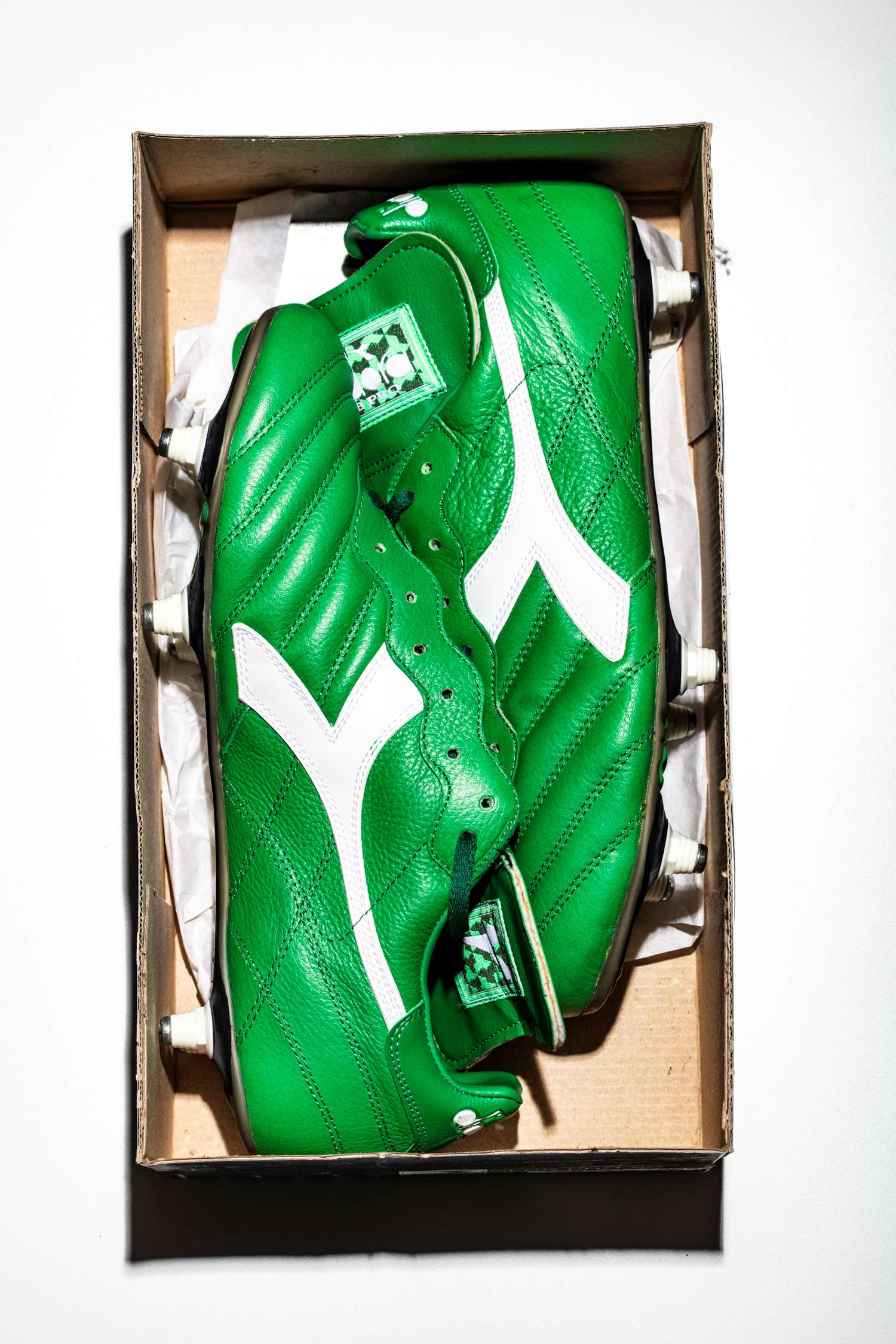 Imagen cenital del par de botas Diadora Brasil Club Pro en caja original