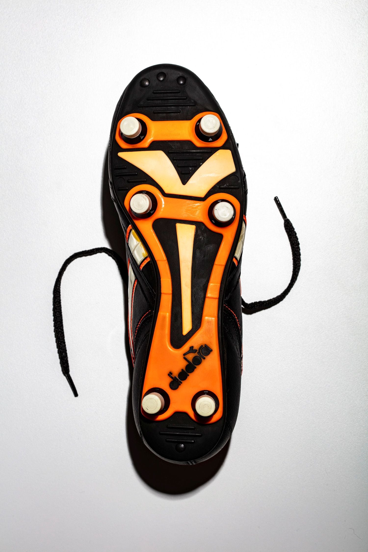Suela de seis tacos de nylon intercambiables. Perfecto estado de conservación sin grietas ni degradación.
