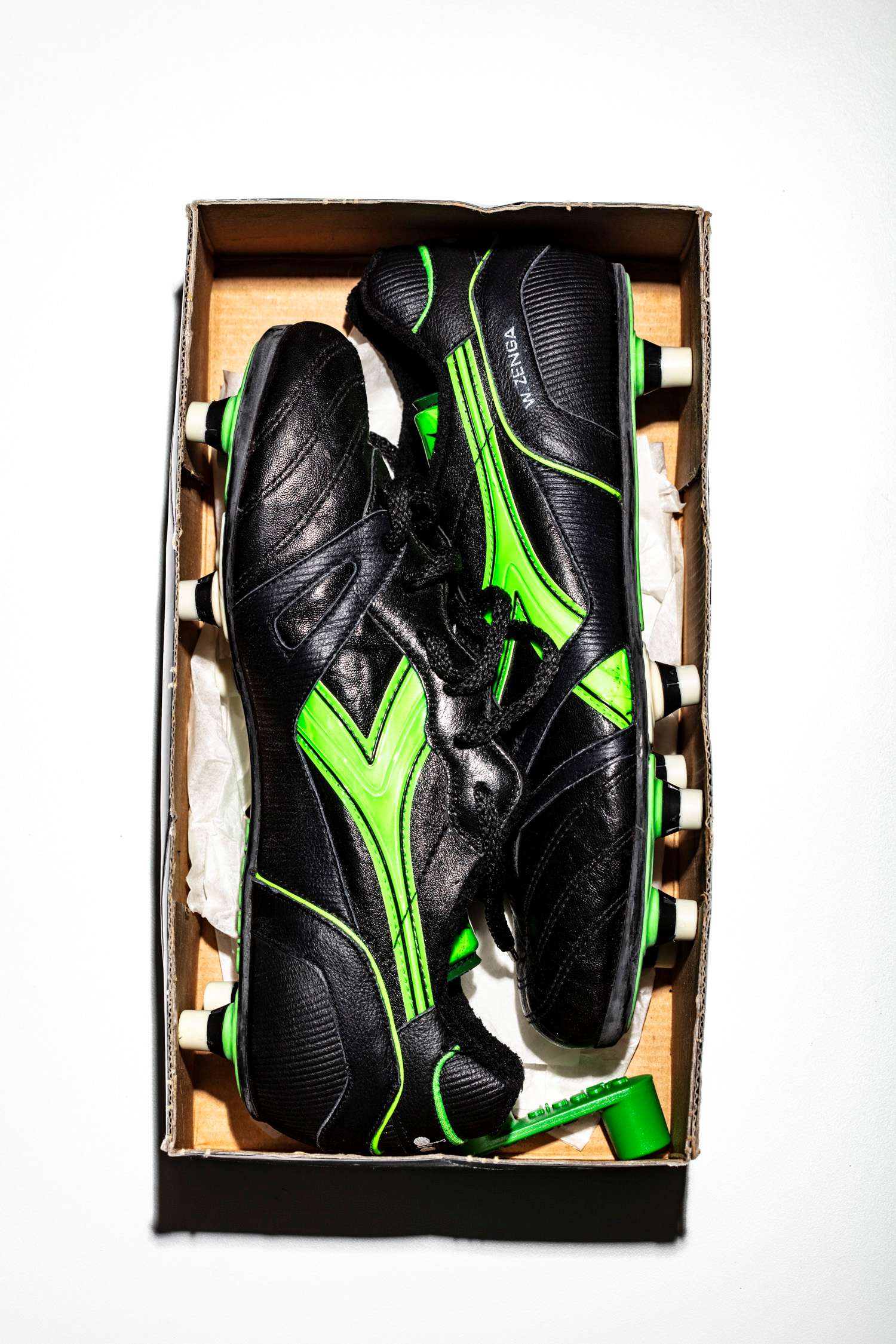 Vista cenital de las botas Diadora Zegna de 1990 dentro de su caja original. Se muestra la llave de sustitución de tacos Diadora.