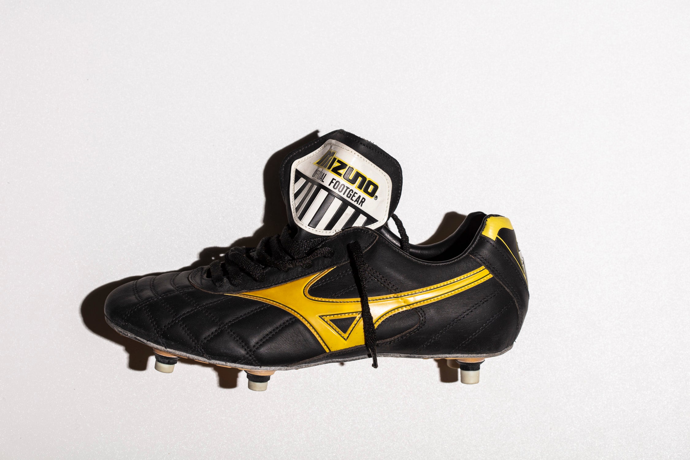 Vista lateral de la bota izquierda del modelo Mizuno Juventus