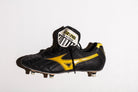 Vista lateral de la bota izquierda del modelo Mizuno Juventus