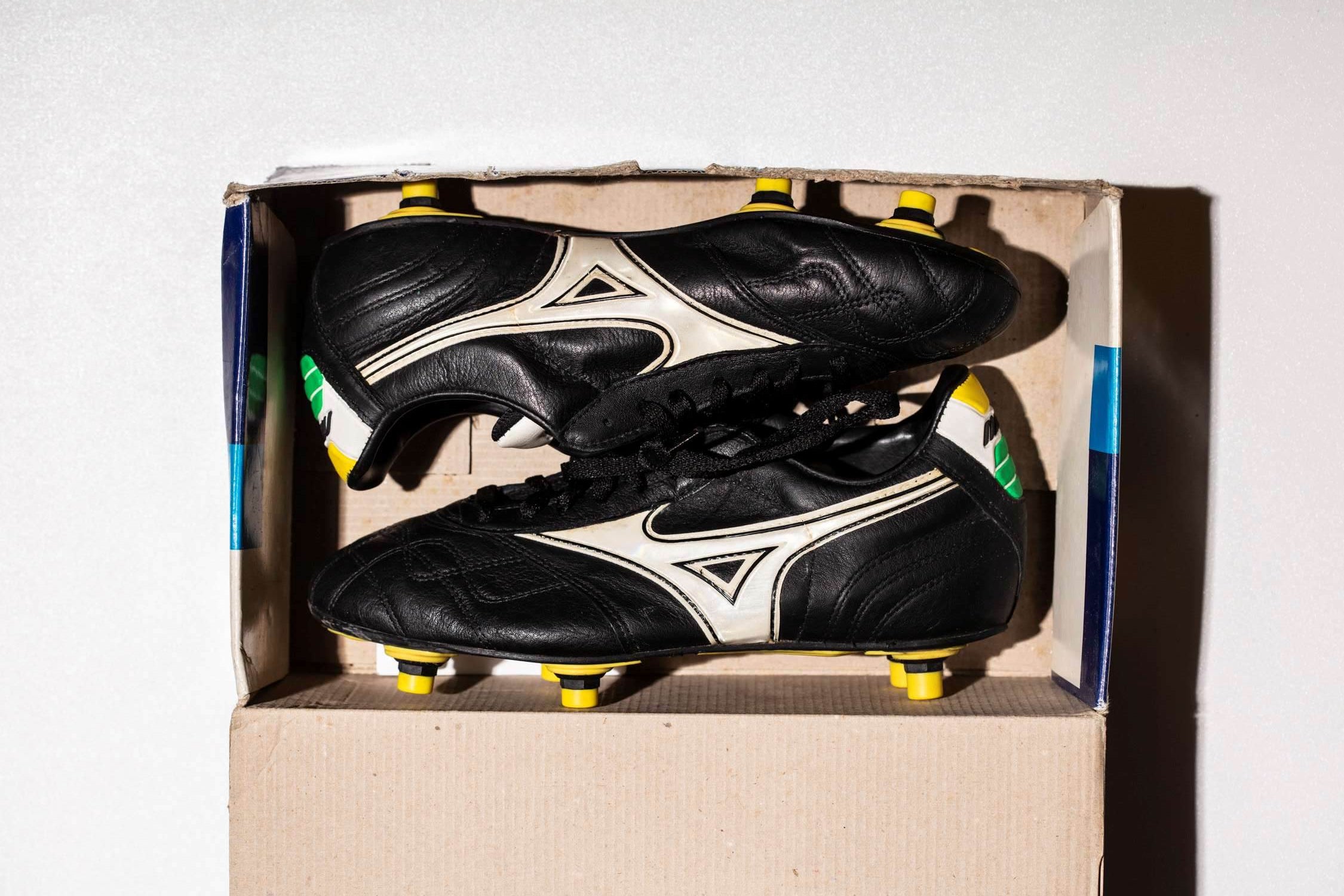 Vista del par de botas, dentro de su caja original Mizuno Made in Italy.