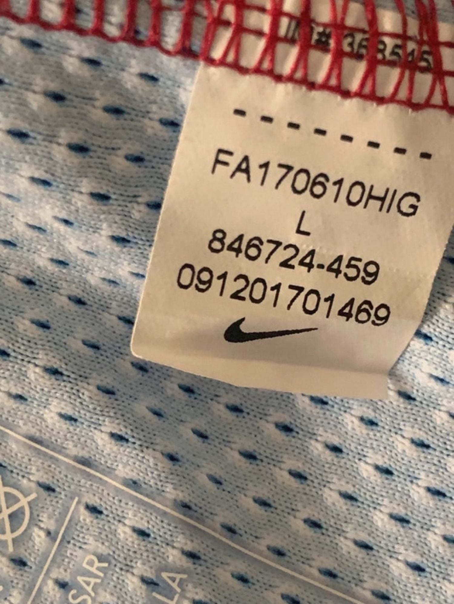 Plano detalle de la etiqueta con el número de serie de la camiseta.