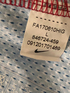 Plano detalle de la etiqueta con el número de serie de la camiseta.