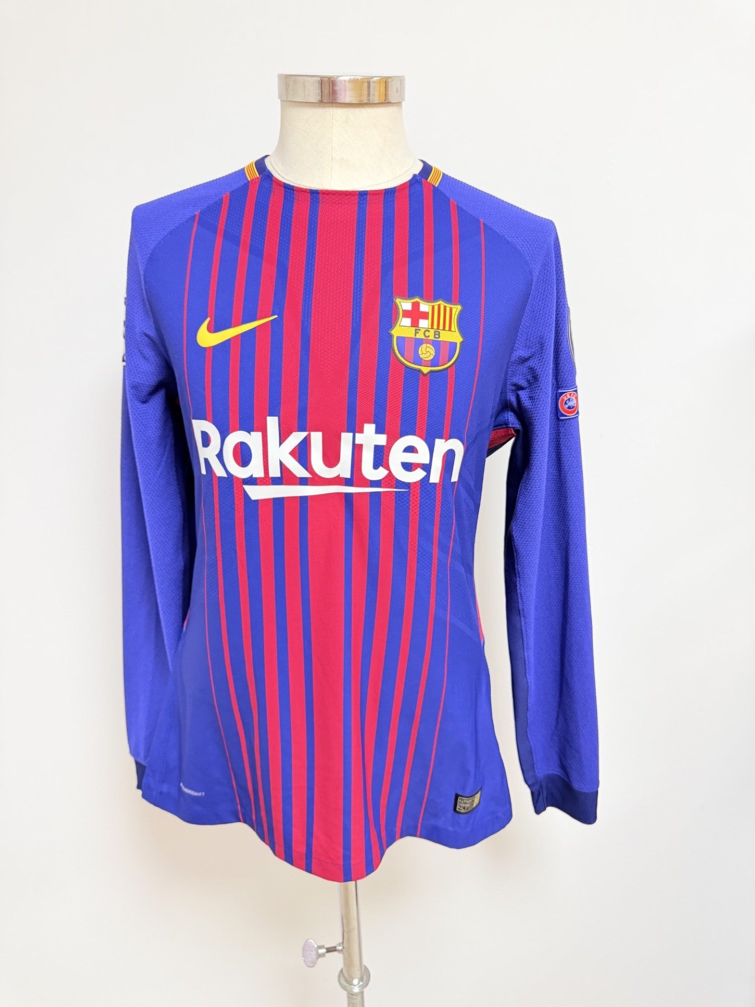 Vista completa de la parte anterior de la camiseta. Sponsor principal Rakuten, logo Nike y escudo FCB