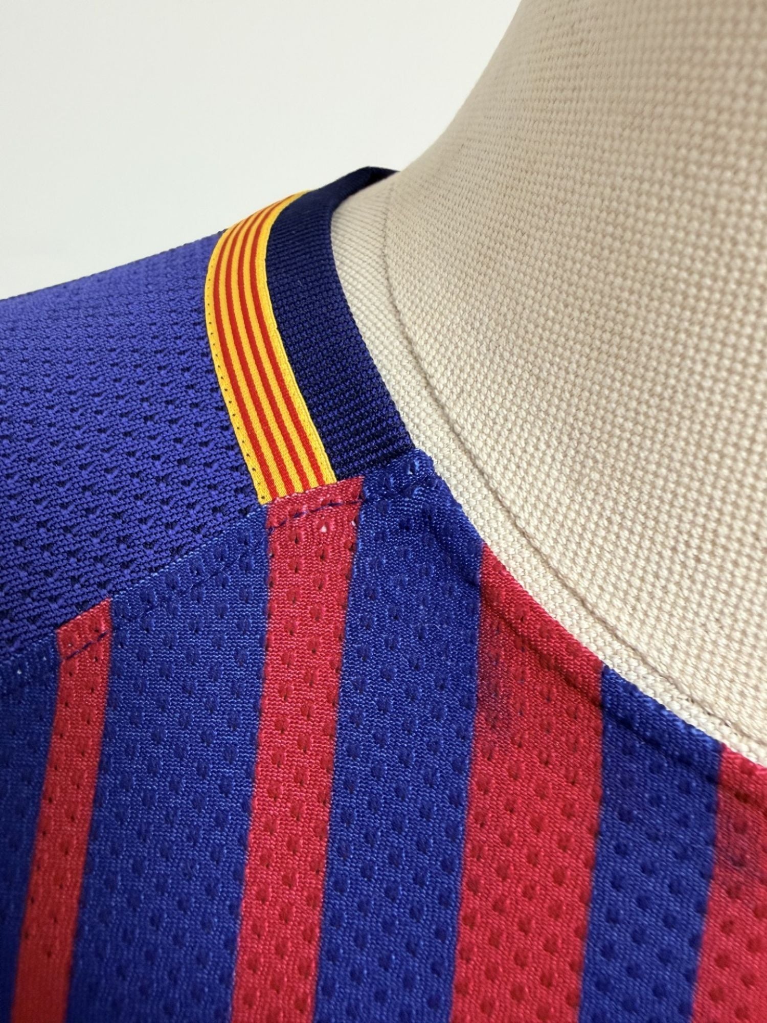 Plano detalle de las costuras del cuello y de la tira con la bandera catalana.