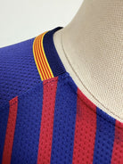 Plano detalle de las costuras del cuello y de la tira con la bandera catalana.